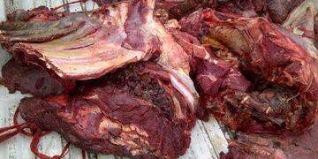 Le dieron carne podrida por un vale de ayuda social