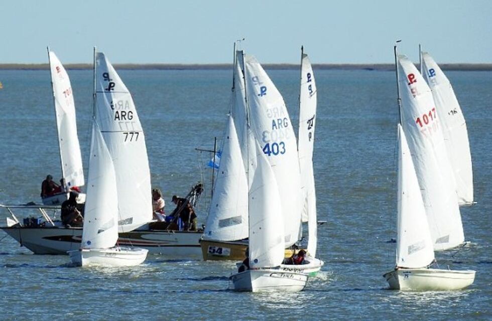 Ganadores de las competencias deportivas "Dia de la Armada"