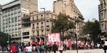 Por una concentración en el Obelisco, está cortado el metrobus en ambos sentidos\u002E