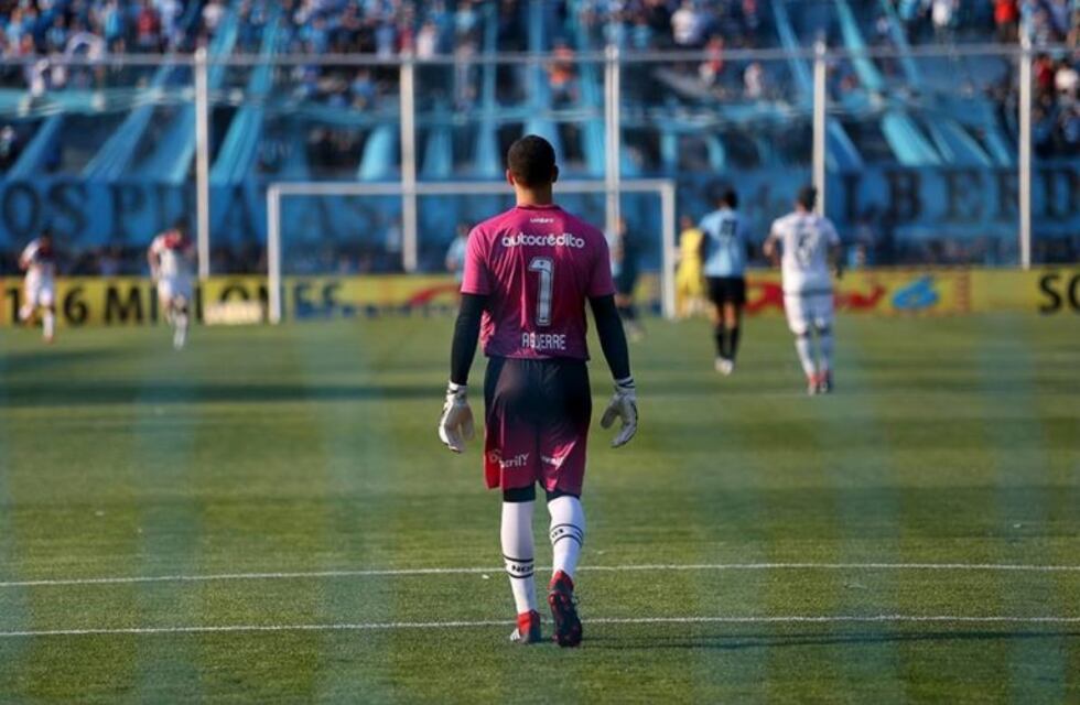 El "iluminado" Aguerre: el arquero de Newell's se lució con tres tapadas ante Lanús