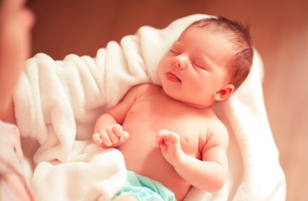 Insólito: el registro civil debió sortear el orden de apellidos de un bebé porque sus padres no se ponían de acuerdo