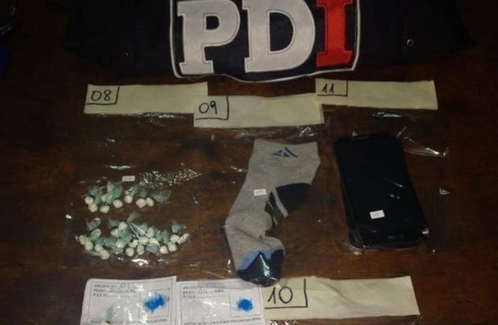 Detenidos al encontrarlos en un auto con droga en una media