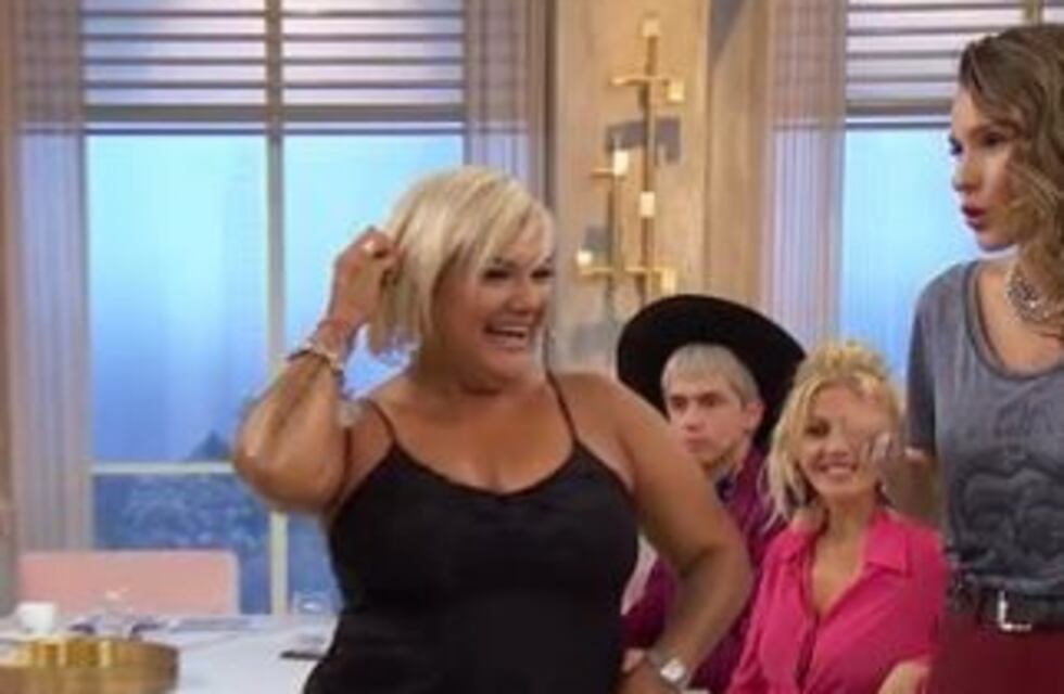 Gladys "La Bomba" Tucumana se cambió de ropa en vivo