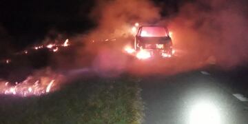 El auto ardió a la altura del kilómetro 50 de la autopista Rosario-Santa Fe \u002E (@redsegvial)