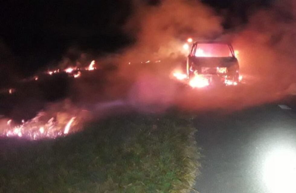 Ardió por completo un auto en la autopista Rosario-Santa Fe