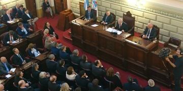 Los diputados plantearon sus diferencias tras el discurso del mandatario provincial.