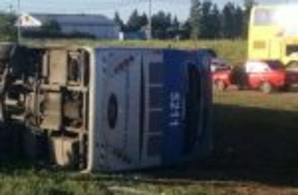 Son cinco los heridos graves por el colectivo que volcó en la circunvalación de Río Cuarto