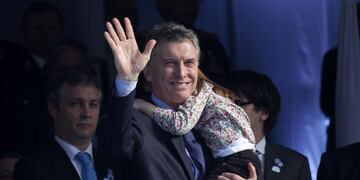 celebracion diferentes festejos en todo el pais al cumplirse 200 años de la independencia \r\nArgentine President Mauricio Macri waves as he holds his daughter during a parade to commemorate the bicentenary of the Argentine Independence, in Tucuman, Argentina, on July 9, 2016\u002E / AFP PHOTO / Walter Monteros tucuman mauricio macri antonia celebraciones del bicentenario de la independencia de la patria festejo festejos por el bicentenario 200 años de Independencia desfile desfiles civico militar