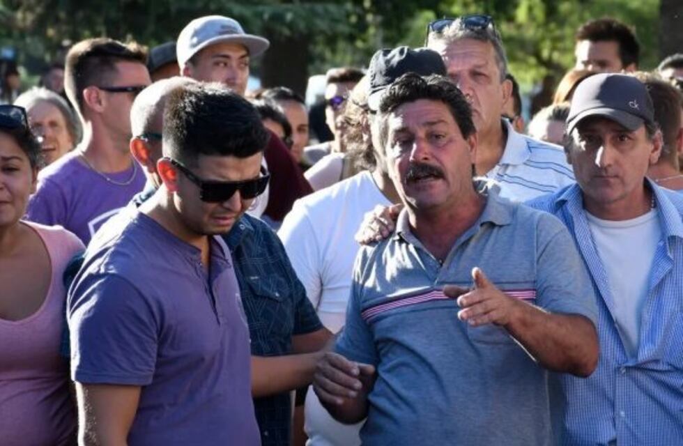 La autopsia de Carlos Orellano empezó con fuertes críticas de la familia