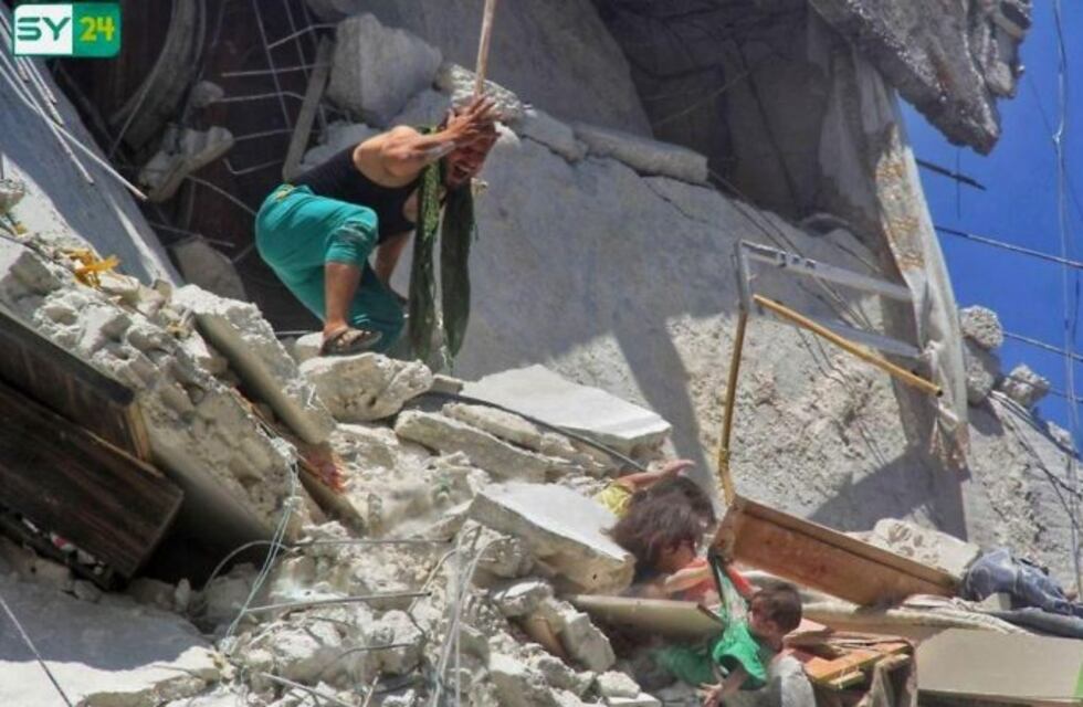 La foto que capta el drama de tres niñas en Siria se hace viral