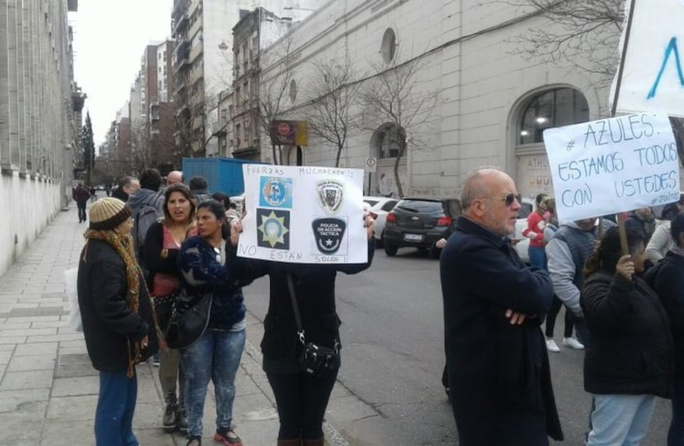 Familiares de los policías detenidos por la persecución fatal en Callao y Arijón protestaron en Tribunales