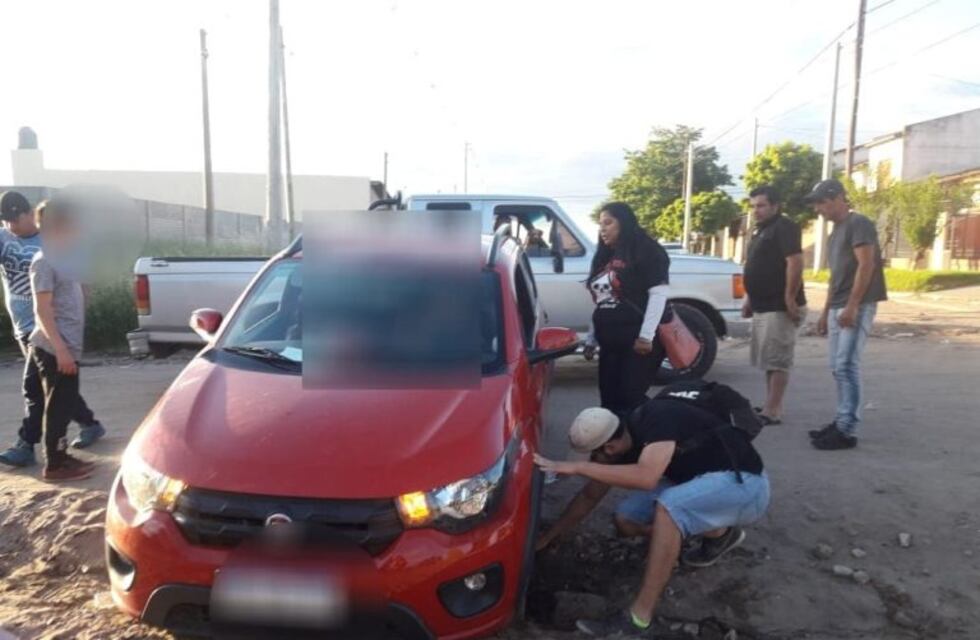 Se hundió auto en la calle del barrio Nueva Bahía Blanca