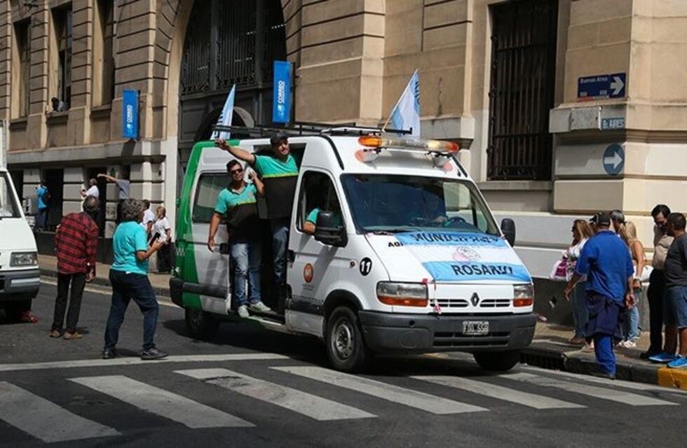 Denuncian que en la marcha de los municipales se utilizaron móviles de la intendencia
