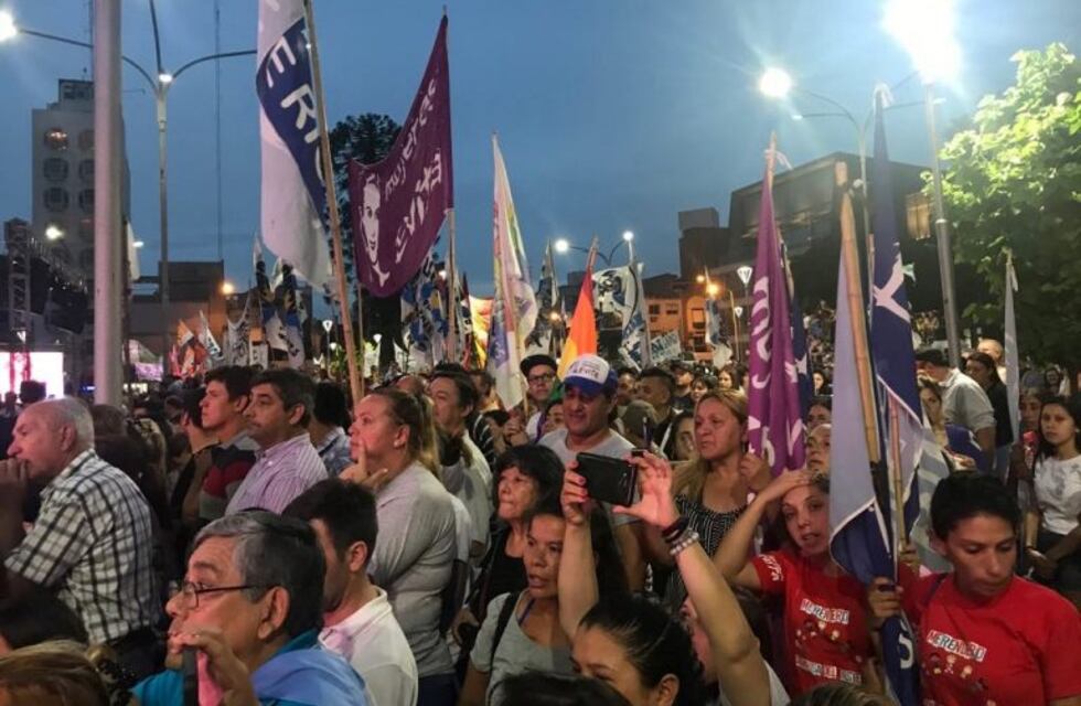 Gustavo Bordet habló en la plaza: "Tengo lo más importante que es el acompañamiento de todos ustedes"
