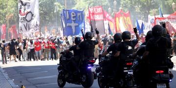 Policías se enfrentan a manifestantes el 18/12/2017 en Buenos Aires, Argentina, durante una protesta en Buenos Aires, Argentina, contra la reforma previsional propuesta por el Gobierno\u002E Foto: Claudio Santisteban/DPA