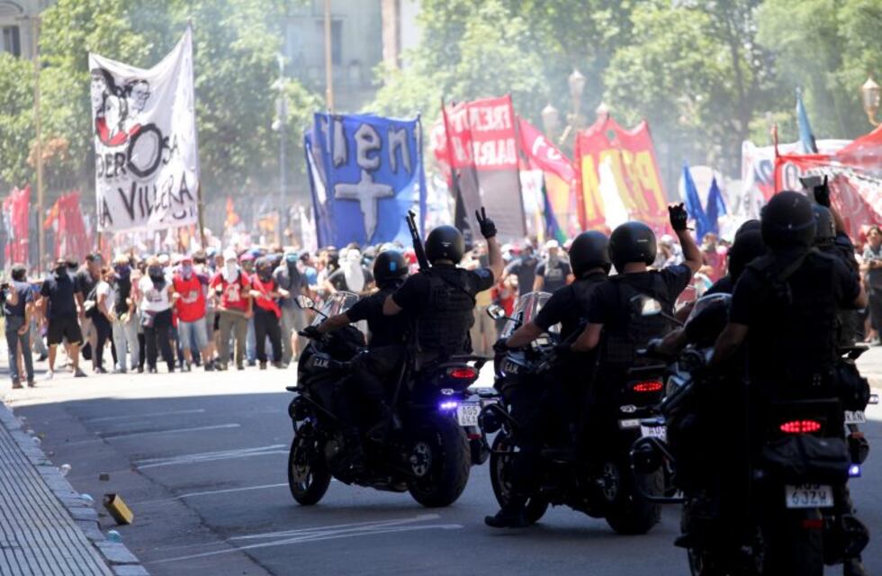 Incidentes en el Congreso: Detuvieron al policía y a los dos manifestantes
