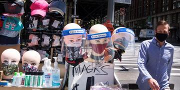 New York (United States), 27/05/2020\u002E- A man walks past masks and face shields for sale on a street corner in New York, New York, USA, 27 May 2020\u002E As restrictions put in place during the coronavirus pandemic are slowly lifted around the country, people are being asked to wear masks in public and navigate how much personal protection equipment they feel they to feel safe around other people\u002E (Estados Unidos, Nueva York) EFE/EPA/JUSTIN LANE
