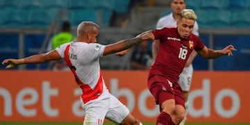 Venezuela's Yeferson Soteldo (R) is marked by Peru's Miguel Trauco during their Copa America football tournament group match at the Gremio Arena in Porto Alegre, Brazil, on June 15, 2019\u002E (Photo by EVARISTO SA / AFP)