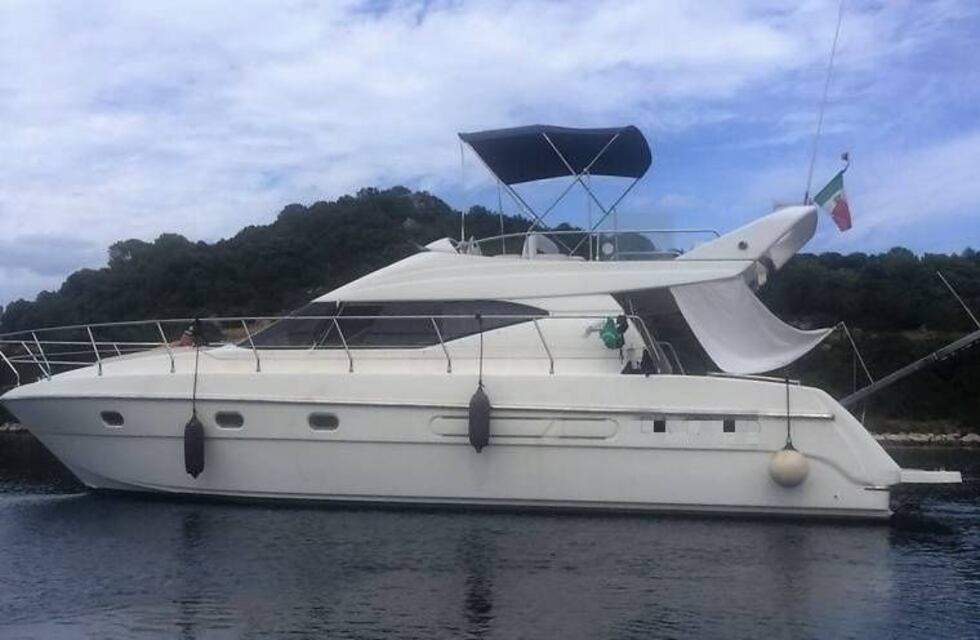 Denuncian que un empresario violó la prisión domiciliaria y se pasea en yate por el Paraná