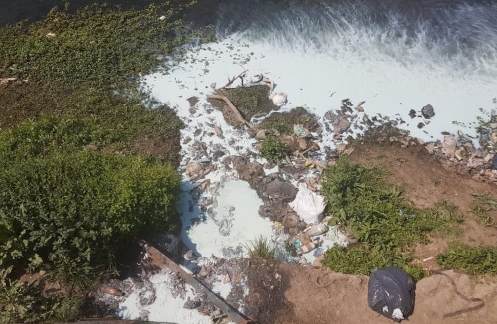 El Suquía, contaminado con un derrame de pintura blanca
