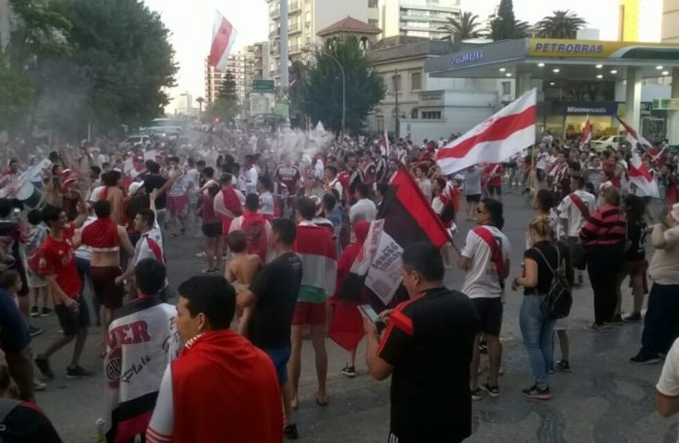 Bahía Blanca: hinchas de River festejaron en el centro de la ciudad
