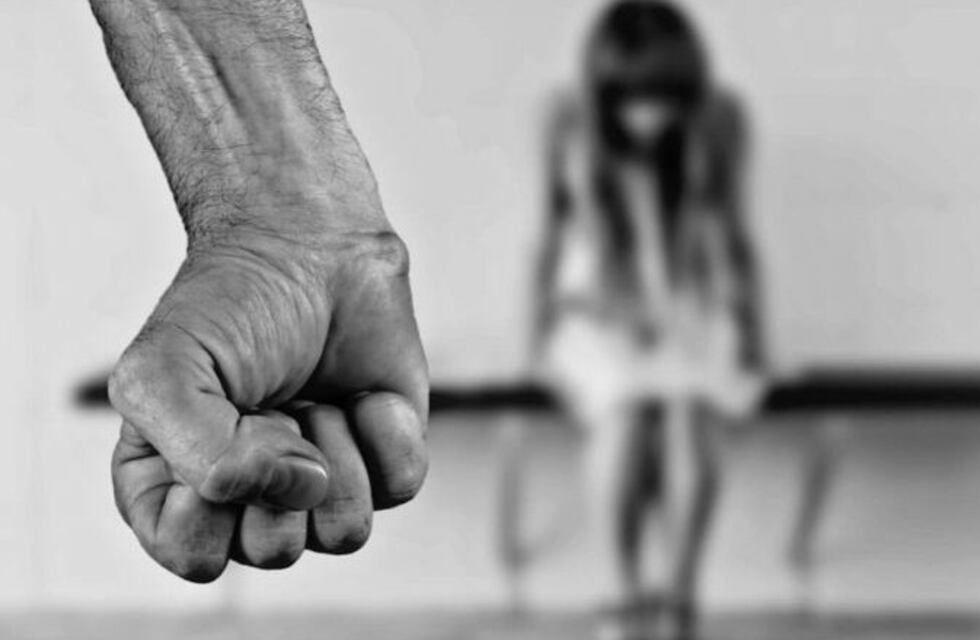 Denunció por maltrato a su pareja y lo detuvieron en un hotel junto a su amante