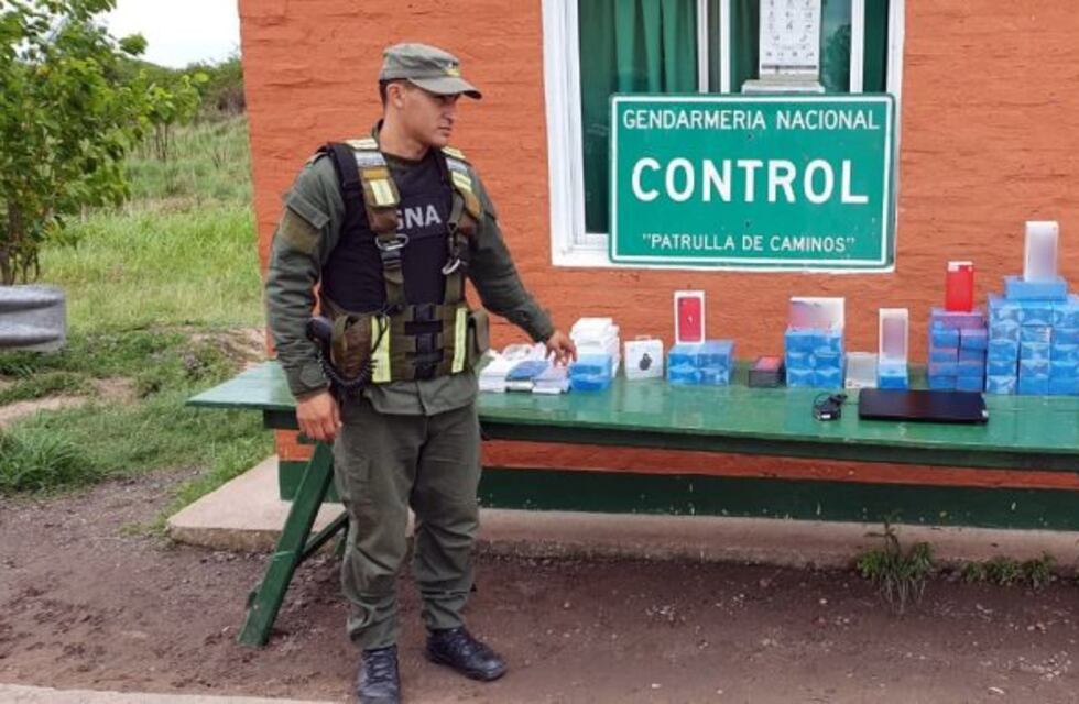 Detienen al conductor de un automóvil por contrabando de celulares y accesorios