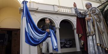 En el patio de la Iglesia Catedral de San Salvador de Jujuy e recrea el histórico momento de la bendición de la Bandera, en brazos del general Belgrano, a cargo del canónigo Juan Ignacio Gorriti\u002E