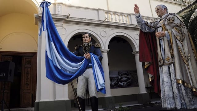 En el patio de la Iglesia Catedral de San Salvador de Jujuy e recrea el histórico momento de la bendición de la Bandera, en brazos del general Belgrano, a cargo del canónigo Juan Ignacio Gorriti\u002E