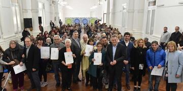 150 familias bahienses recibieron el título de propiedad