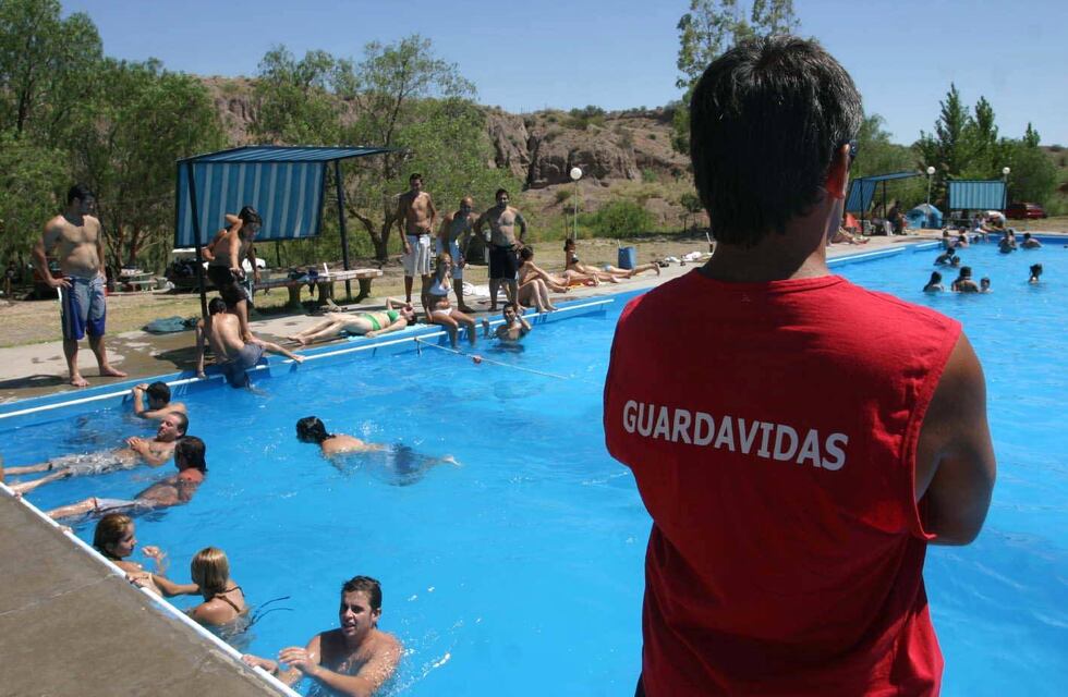Lanzan un curso para ser “guardavidas de natatorios” en Córdoba: los requisitos y cómo inscribirse