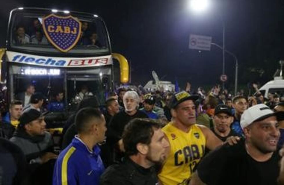 Superfinal: Rafa Di Zeo escoltó al micro de Boca y Maxi Mazzaro viajó a Madrid