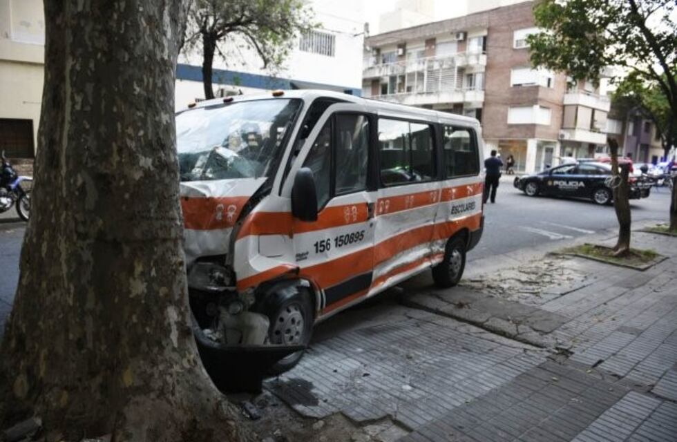 Una camioneta chocó a una combi escolar y seis chicos resultaron heridos