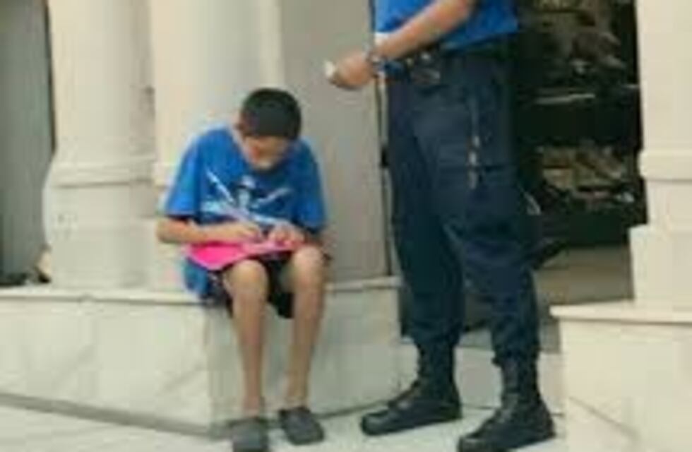La historia detrás de la foto viral del policía ayudando a estudiar a un chico
