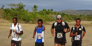 DYN07, MADAGASCAR, 10/08/2017, EL ULTRAMARATONISTA ARGENTINO SEBASTIÁN ARMENAULT DONDE CORRIÓ CON FINES SOLIDARIOS LA RACING MADAGASCAR, UNA CARRERA DE 150 KILÓMETROS Y SEIS DÍAS, Y ESTUVO JUNTO AL SACERDOTE PEDRO OPEKA, QUE TRABAJA PARA LOS POBRES EN ESEPAÍS AFRICANO\u002E FOTO:DYN\u002E madagascar Sebastian Armenault maratonista solidario carrera para recaudar fondos