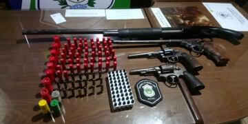 Secuestro de arsenal en allanamiento