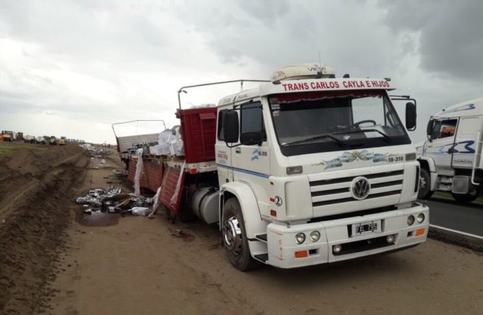 ¡Gravísimo! Camión hizo mala maniobra y tiró parte del cargamento de vino