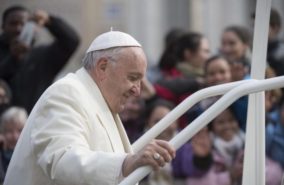 Francisco no pierde la costumbre: aceptó un mate de argentinos en San Pedro