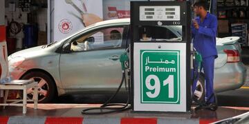 Un trabajador reabastece de combustible un automóvil en una estación de servicio en Jiddah, Arabia Saudita, el lunes 16 de septiembre de 2019\u002E Crédito: AP Photo/Amr Nabil\u002E
