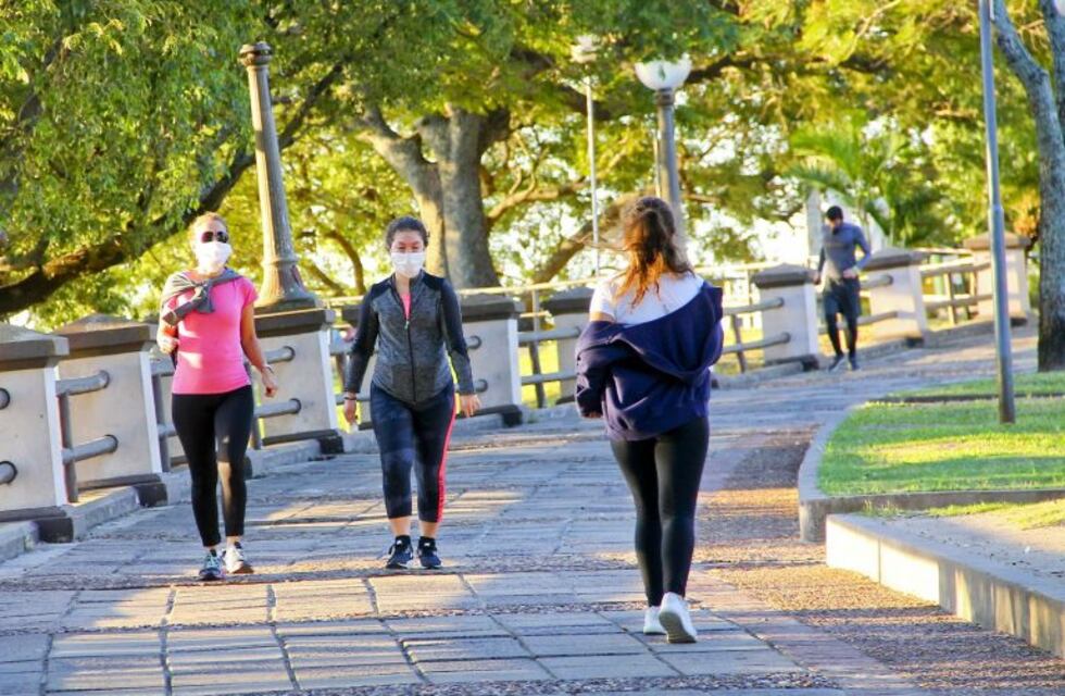Caminar hacia atrás y los múltiples beneficios que tiene para la salud