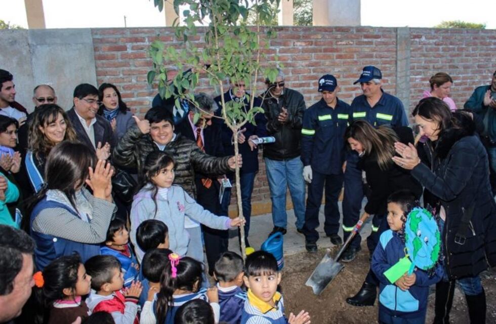Inician un programa de forestación para concientizar sobre el cuidado del medio ambiente