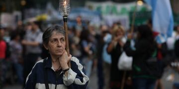 AME6082\u002E BUENOS AIRES (ARGENTINA), 10/01/2019\u002E- Personas participan hoy en la marcha de antorchas contra el aumento de las tarifas de los servicios públicos, en Buenos Aires (Argentina)\u002E La Central de Trabajadores de Argentina, acompañada de otras organizaciones sociales y sindicales, realiza una marcha de antorchas contra el aumento de las tarifas de los servicios públicos, medida que se repetirá durante el verano austral en otros puntos del país\u002E EFE/Juan Ignacio Roncoroni ciudad de buenos aires marcha contra los tarifazos la inflacion y la politica economica del gobierno protestas manifestaciones