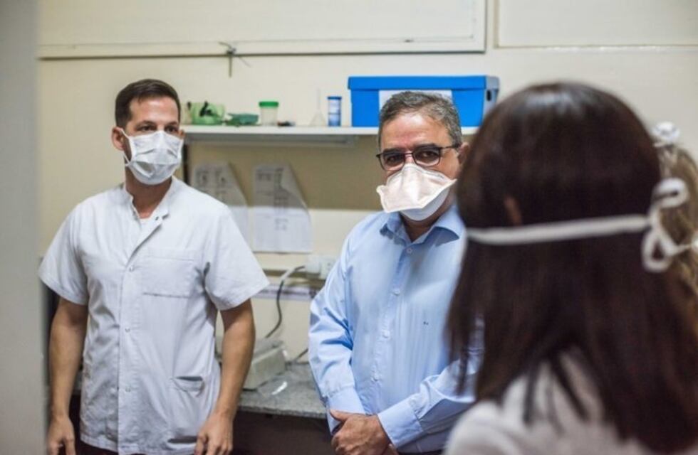 Raúl Jalil visitó el laboratorio donde se realizarán los análisis de Covid-19