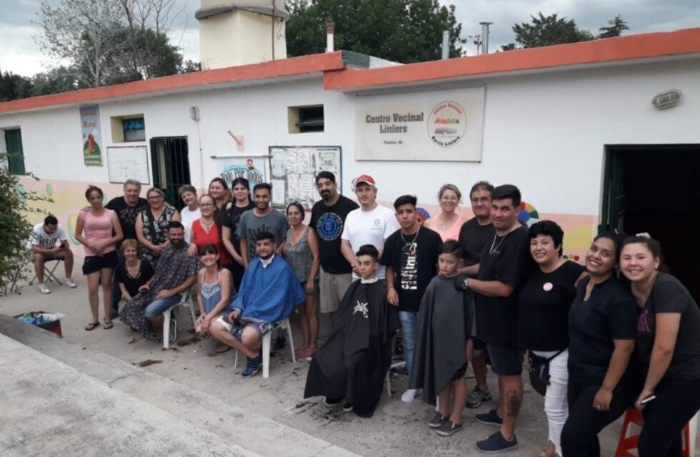 La solidaridad estuvo presente una vez más en la campaña "Un corte de pelo por un alimento"