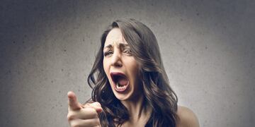 Mujer gritando.