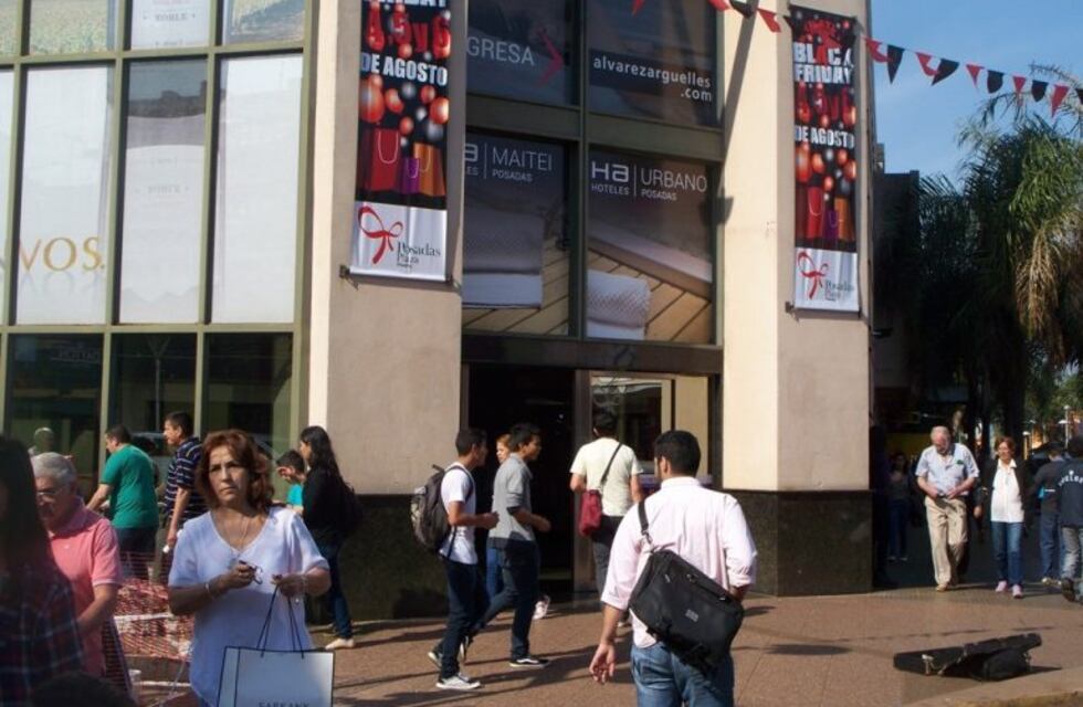 Posadas se viste de rojinegro para una nueva edición del Black Friday