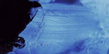 El video que muestra cómo se forma un iceberg del tamaño de 70 canchas de fútbol