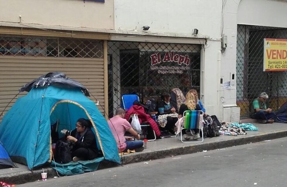 Extensa fila, trastornos y enojo por un autógrafo de la banda CNCO