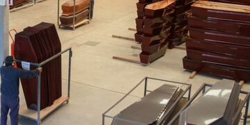 Fábrica rosarina de ataúdes asegura que crecieron los pedidos de féretros económicos\u002E (Metalpro)