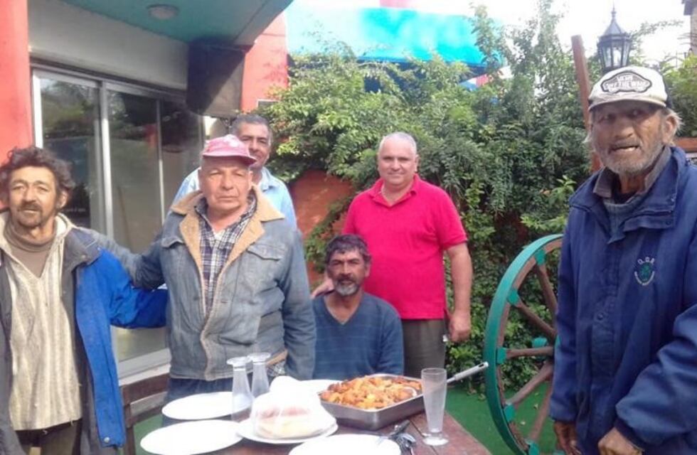 Carnicero ejemplar: armó un patio de comidas y todos los días le cocina a personas en situación de calle